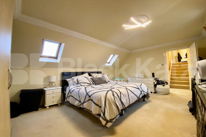 Bright and airy two bedroom apartment opposite the Thames St Georges Square, Pimlico